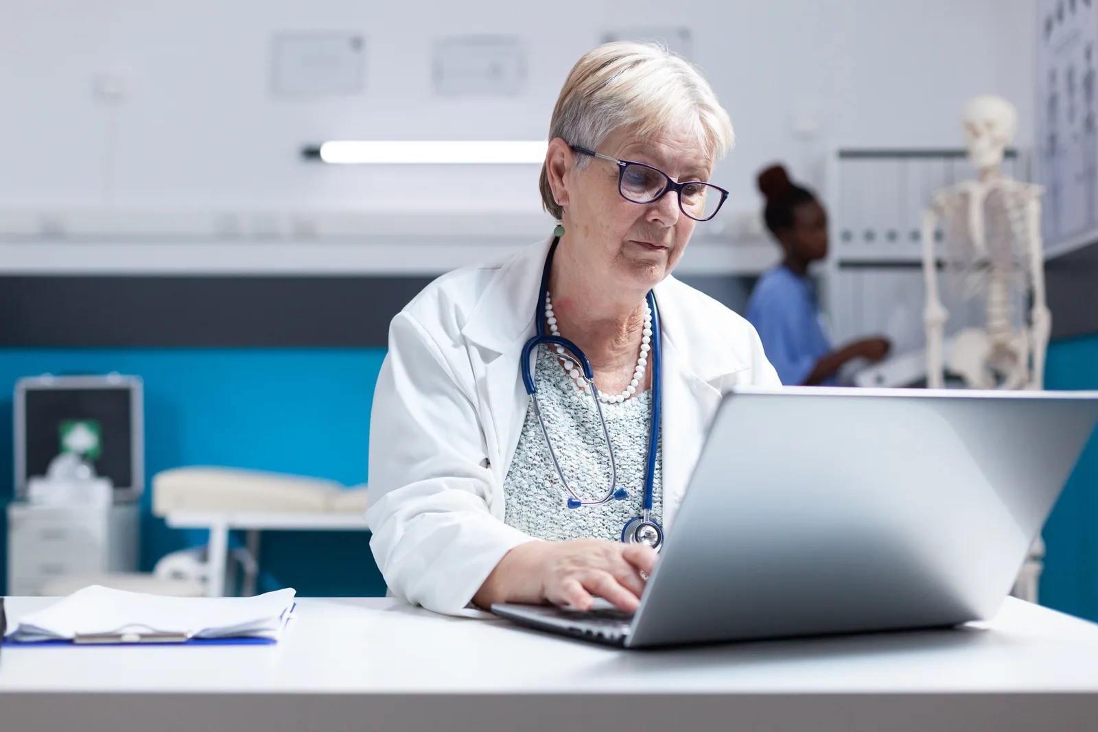 Performans ve Lead Kalitesi Optimizasyonu Bilgisayar başında veri inceleyen doktor ile performans takibi